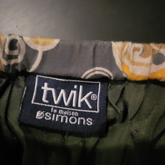 Floral Patterned Skirt in Gray and Yellow - Picture 4 of 6